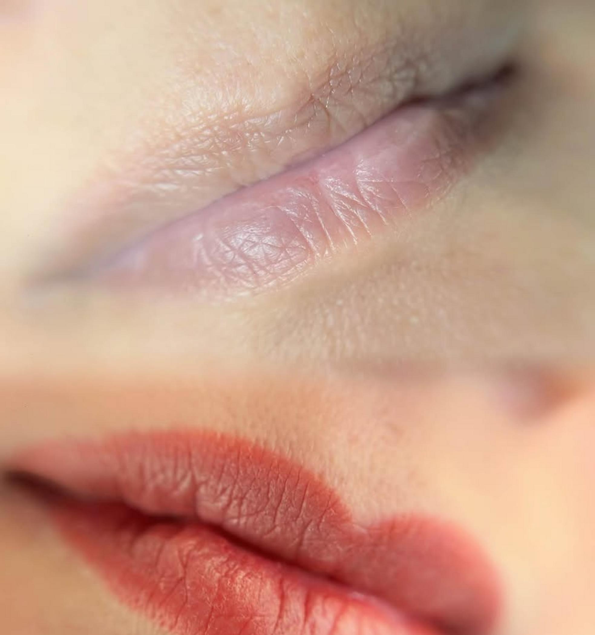 technician applying eyelash extension glue