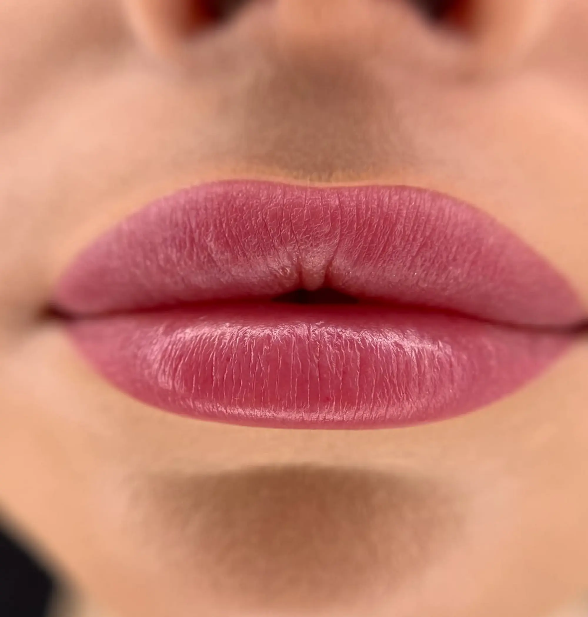 technician applying lip pigment