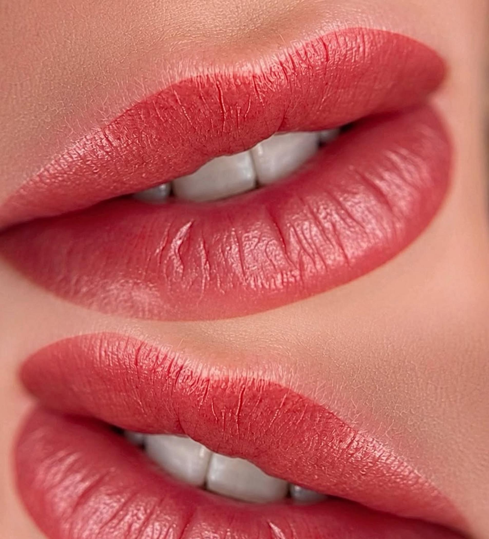 technician applying permanent lip makeup